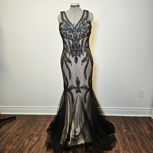 👍NWT Cachet black embroidered tulle beige stretch lined maxi gown dress size 12 - Picture 6 of 11